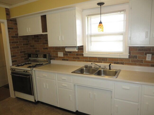 Building Photo - 826 Nuttman Ave