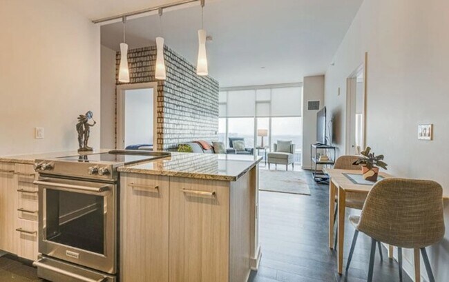 Building Photo - Highrise Condo in the Heart of Music City!