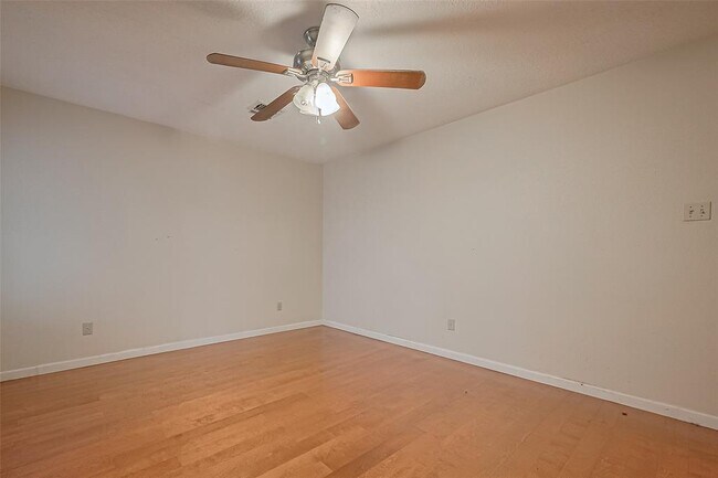 Building Photo - 3812 Redbud Dr