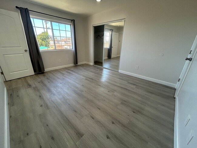Building Photo - Newly Renovated 3 Bed / 2.5 Bath Apartment for Rent – Prime Huntington Beach Location!