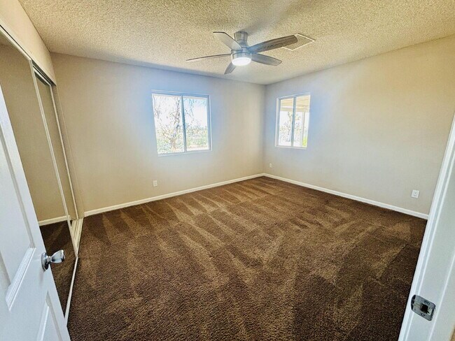 Building Photo - Charming 3-Bedroom with 2 Full Baths on th...