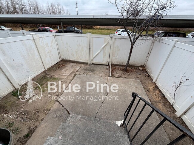 Building Photo - 1464 Falcon Dr