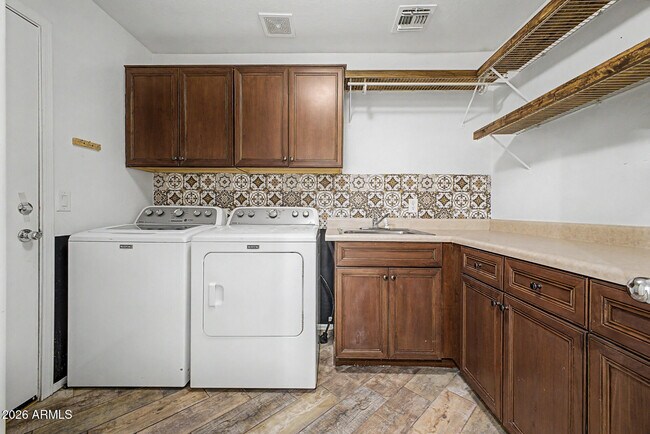 Building Photo - 614 S 111th Dr