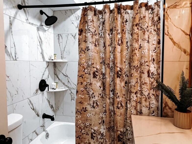 Building Photo - 3923 Victory Blvd