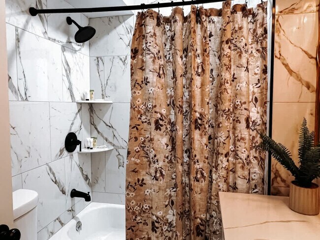 Building Photo - 3923 Victory Blvd