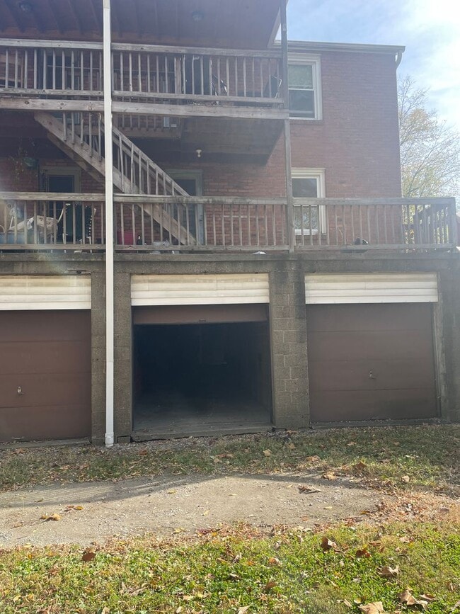 Building Photo - Spacious 1 Bedroom Apartment with Garage Space in the heart of Bellevue!