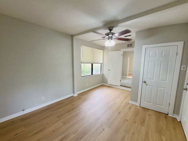Building Photo - Three Bedroom One Bathroom Cottage in Palmetto Park, St. Petersburg