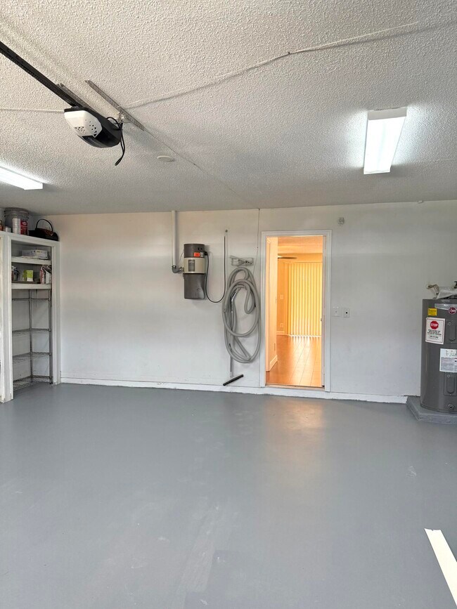Building Photo - 18292 Clear Brook Cir