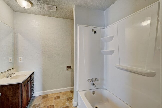 Building Photo - 3 bed 1 bath in Moore!