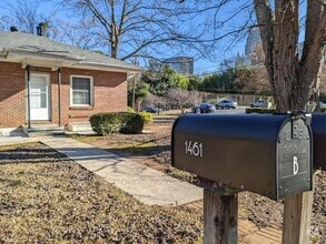 Building Photo - 2 Bedroom 1 Bath in Prime Location