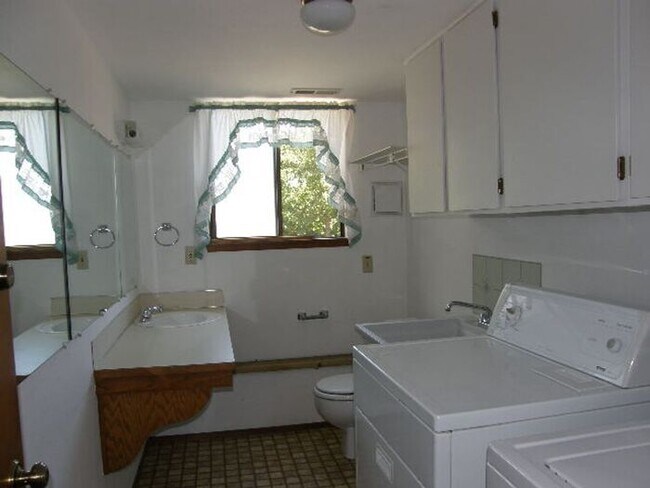 Building Photo - N Tacoma 3bdr 2.5 bath home w/ VIEW of Mt Rainer