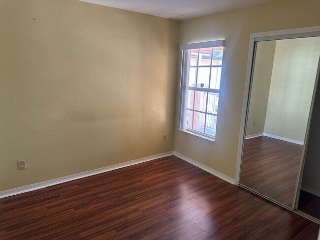 Building Photo - Spacious 3 bedroom condo, perfectly located near shopping & attractions!