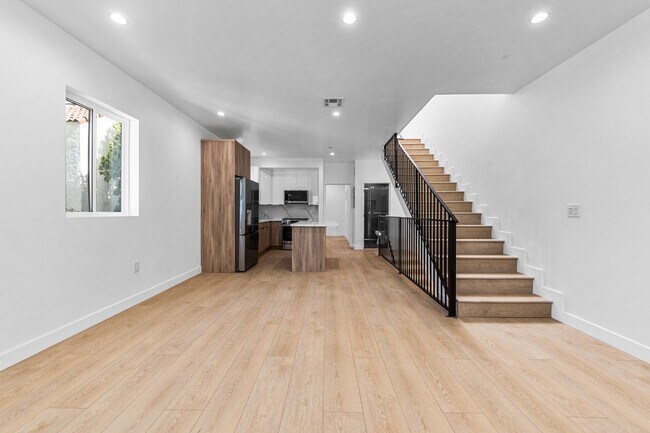 Building Photo - 1376 Edgecliffe Dr