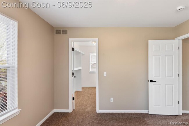 Building Photo - 3260 Sashabaw Rd