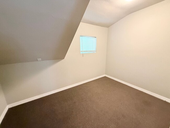 Building Photo - Spacious 5-Bedroom Home Near MSUM & Concordia – Perfect for Students or Large Households!