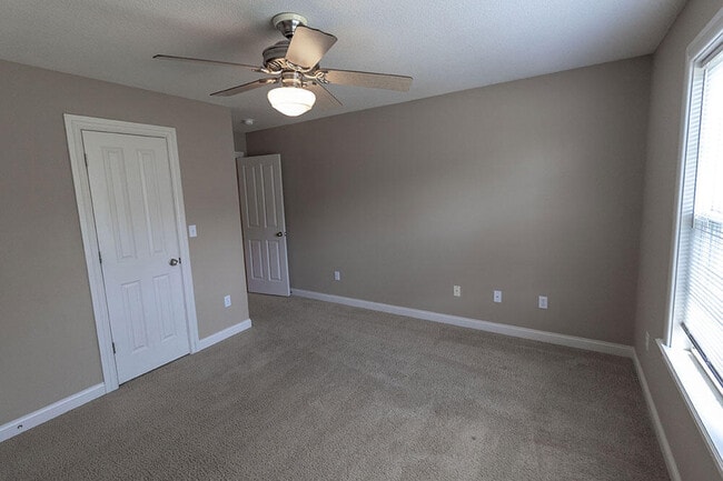 Building Photo - 2303 Roslyn Ct