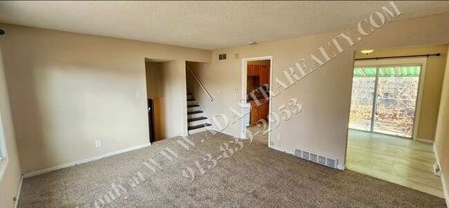 Building Photo - Beautiful House in South KC-Available NOW!!