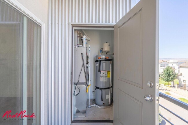 Building Photo - Pet Friendly 2 Bedroom Condo in Desert Color!