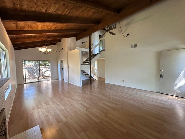 Building Photo - San Antonio HOA 3 bdrm 2 bath townhome