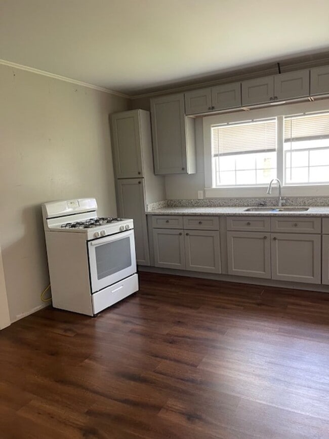 Building Photo - 2 bed 1 bath - Home for Rent