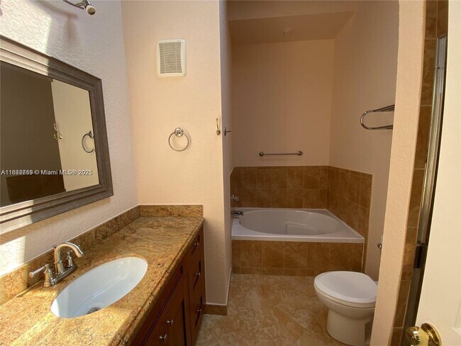 Building Photo - 2743 Parkview Dr S