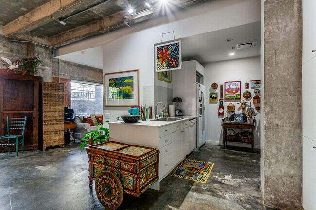 Building Photo - FANTASTIC 2-BEDROOM KING WILLIAM CONDOMINIUM