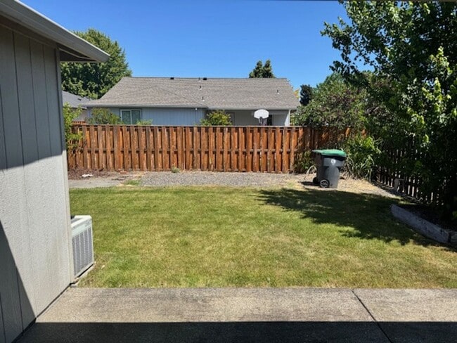 Building Photo - Central Point Single Level Home/ Coming Soon