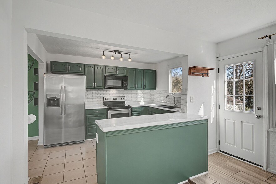 Building Photo - 2204 Sandra Dr