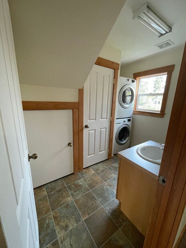 Building Photo - 697 Waverly Pl