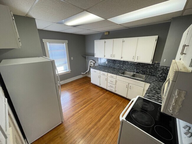 Building Photo - Bright and spacious 1 bedroom apartment