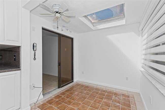 Building Photo - 5051 Pine Dr