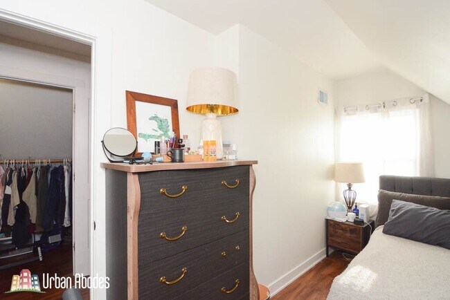 Building Photo - 3031 N Hamlin Ave