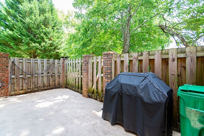 Building Photo - 2bd Townhome in the Heart of Tucker