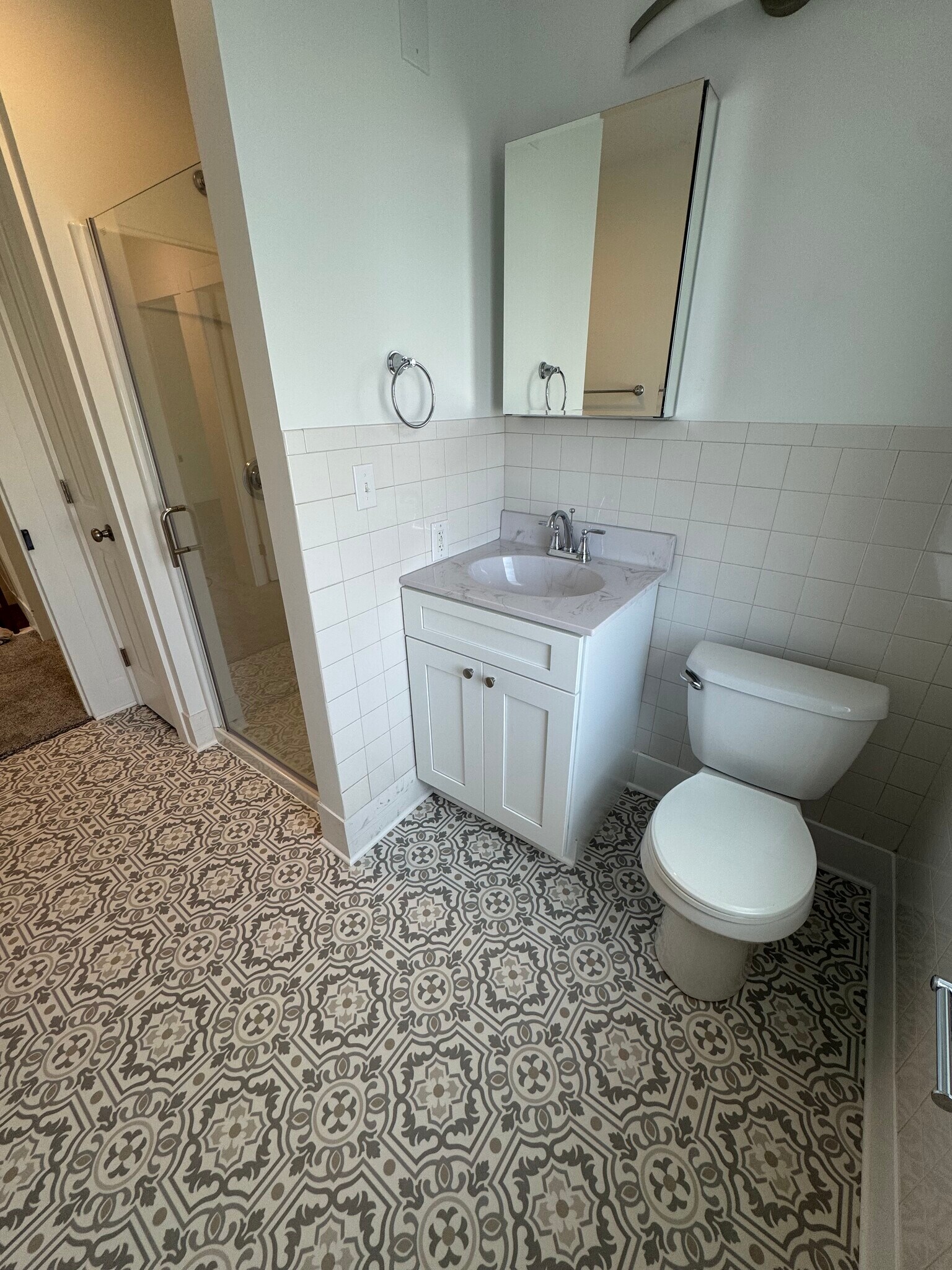 Full Bathroom - 137 S Market Ave