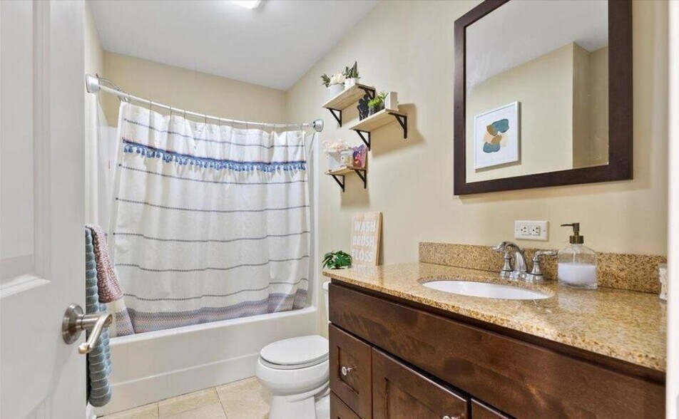 Building Photo - 949 Hudson Ave