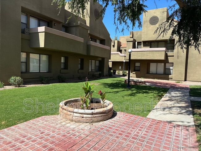 Building Photo - 1432 W Emerald Ave