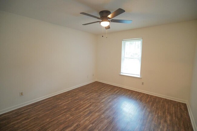 Building Photo - 2418 Ian Dr