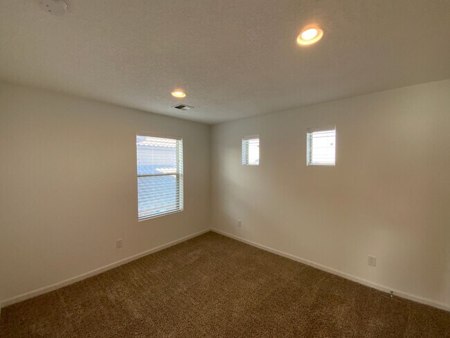 Building Photo - 5 Bedroom Luxury Home Available Near Louis...