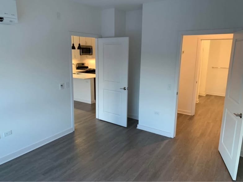 Building Photo - 4743 N Wolcott Ave