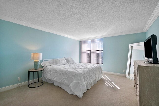 Building Photo - 9 Royal Palm Way