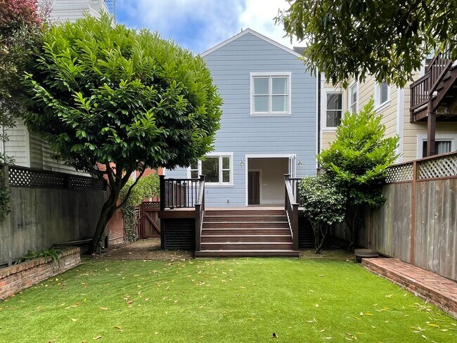 Building Photo - 5BR/3.5BA Elegant Presidio Heights Home! Flat Yard! 2 Car Garage! Laundry! PROGRESSIVE