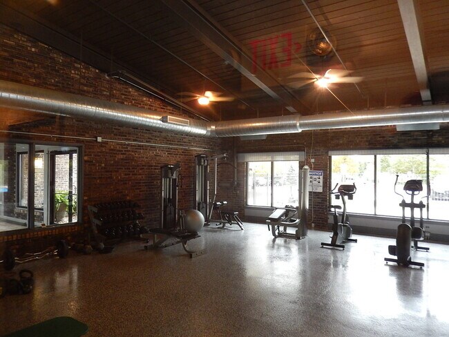 Building Photo - 120 Lakeview Dr