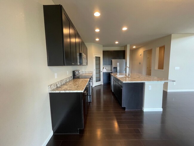 Building Photo - Luxurious 3 Bedroom 2.5 Bathroom House in ...