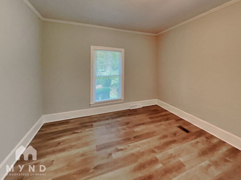 Building Photo - 127 Forest Hills Dr