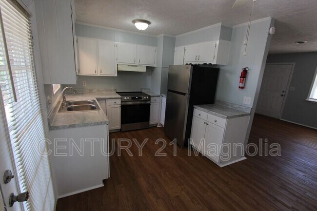 Building Photo - 2071 Fernwood Cir