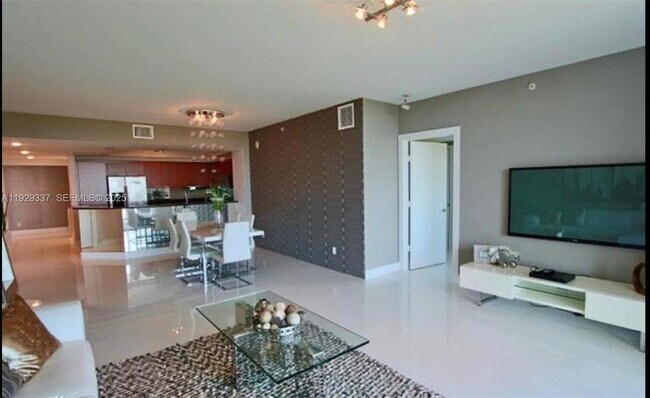 Building Photo - 14951 Royal Oaks Ln