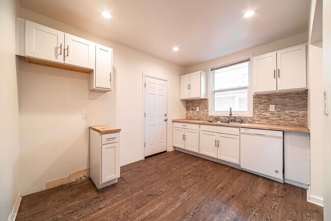 Building Photo - 17596 Santa Rosa Dr