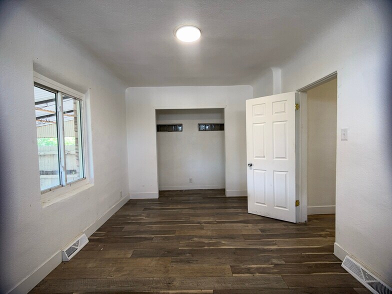 Building Photo - 4950 Milwaukee St