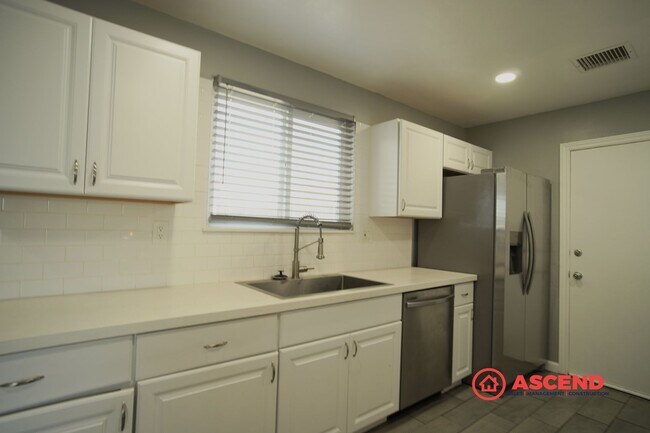 Building Photo - 3-Bedroom Home In East Bakersfield!