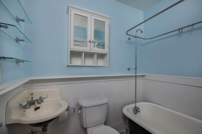 Building Photo - Charming Craftsman Home in Montford